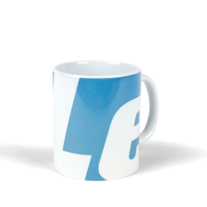 Kaffeebecher aus weißer Keramik mit Leuchtturm-Logo