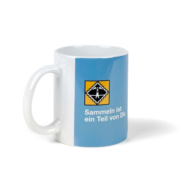 Kaffeebecher aus weißer Keramik mit Leuchtturm-Logo